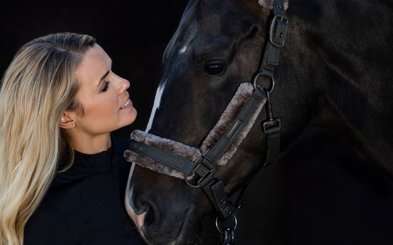 Eskadron Essence Halfter am Pferd mit Frau