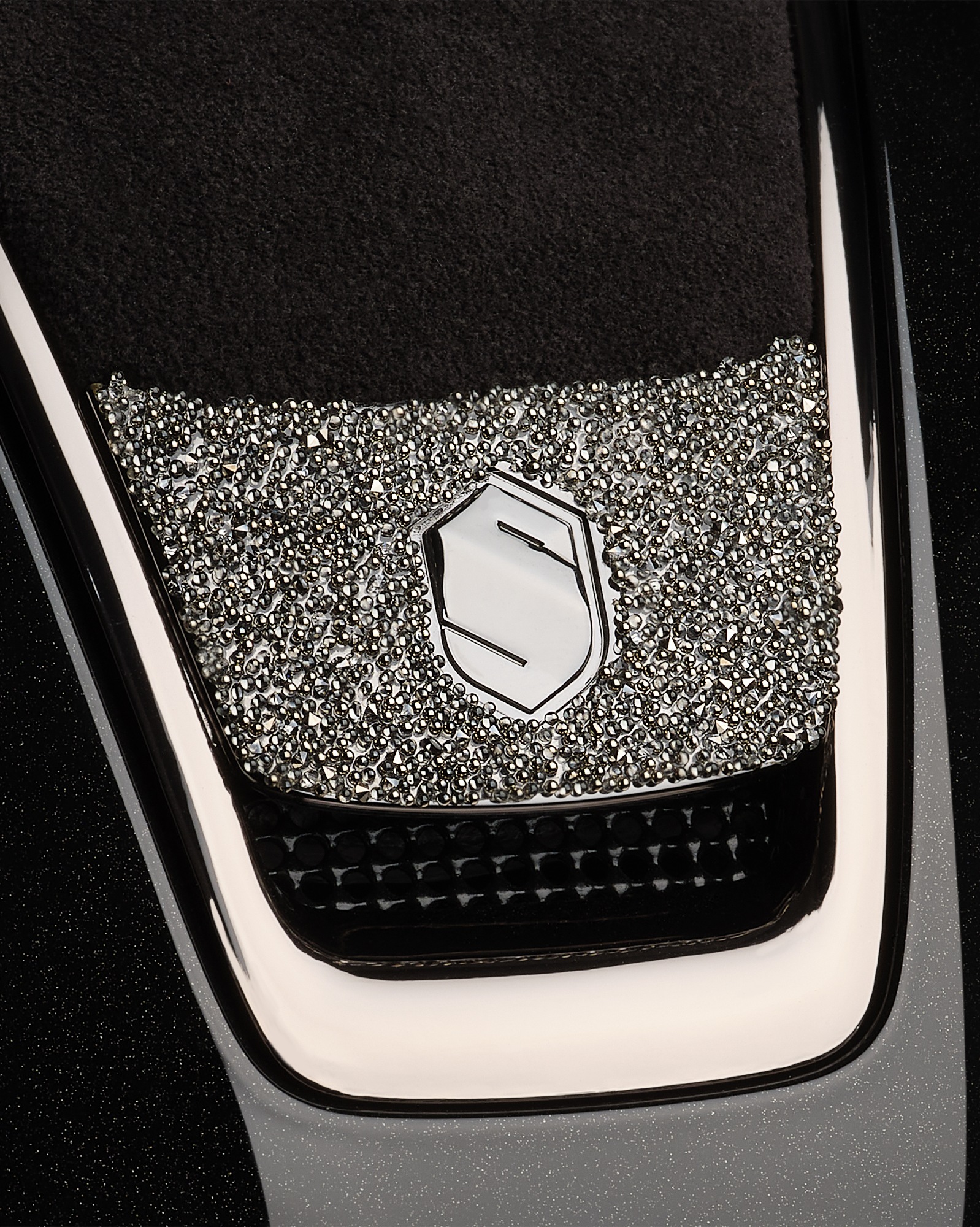 Reithelm 2.0 Shadowglossy, Top Alcantara Black, Trim Black Chrome, Blason Crystal Fabric Swarovski Silver in schwarz