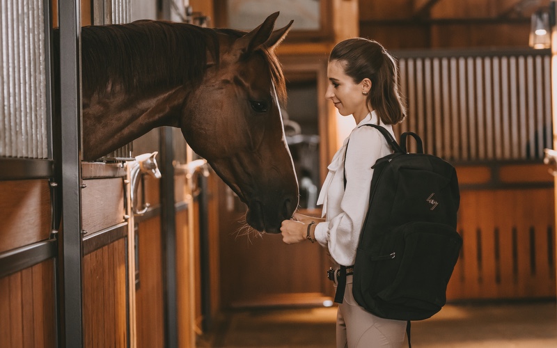 Reiterin mit Pferd und Grooming Deluxe Rucksack