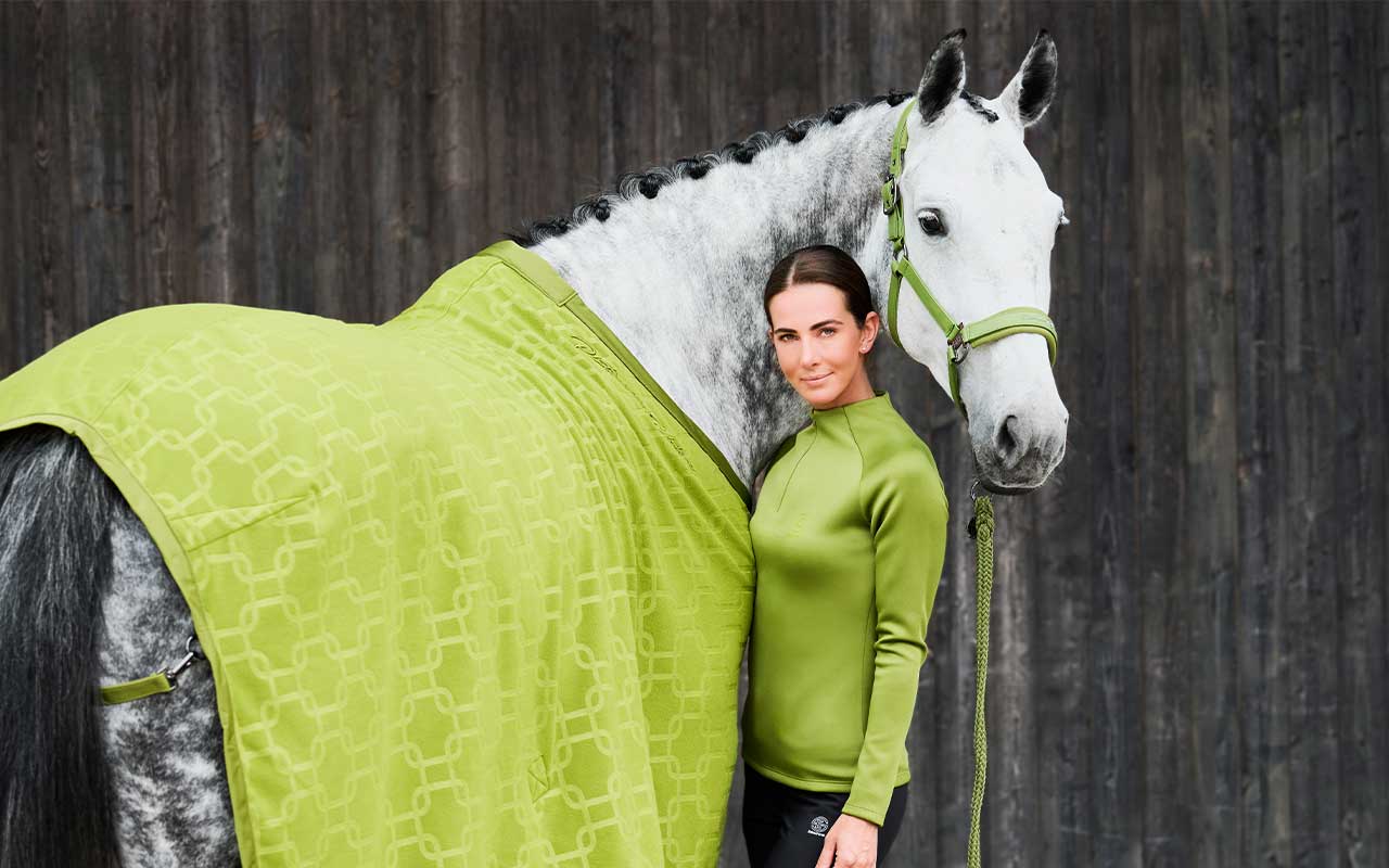 Frau und Pferd mit Eskadron Platinum in Moss Green